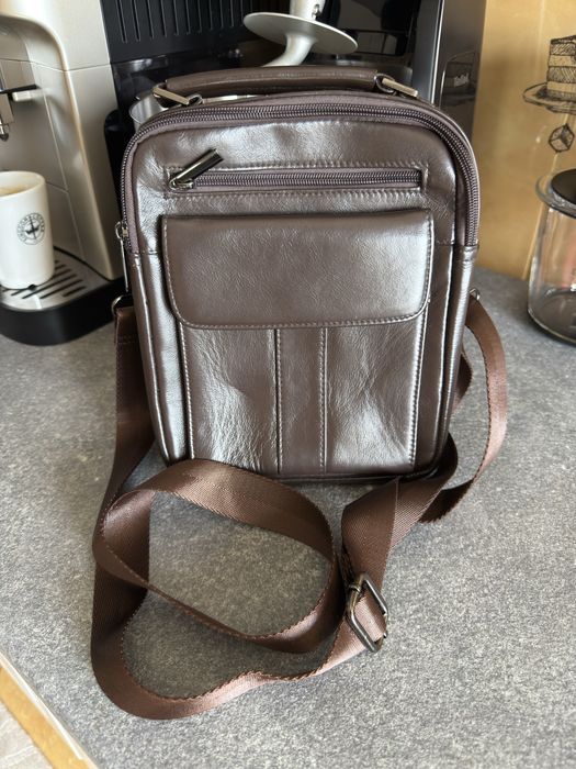 Geanta barbati din piele naturala.