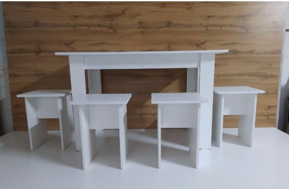 Стол с табуретками