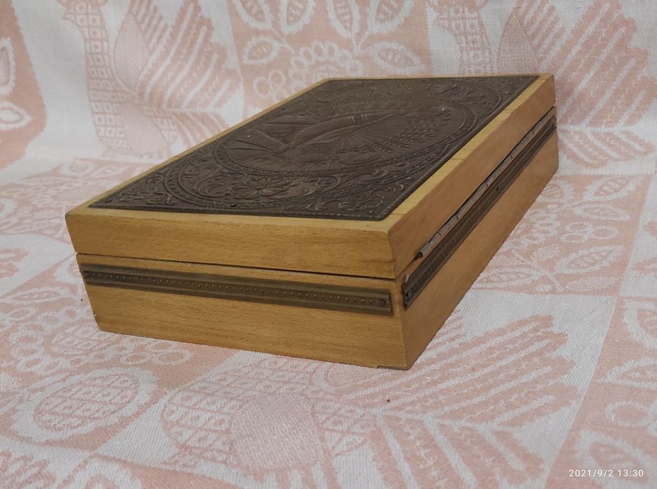 Шкатулка для украшений с чеканкой.