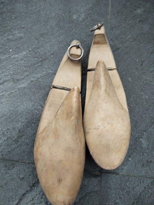 Vechi calapod sepci,palarii si sanuri pantofi,ideal decor magazin