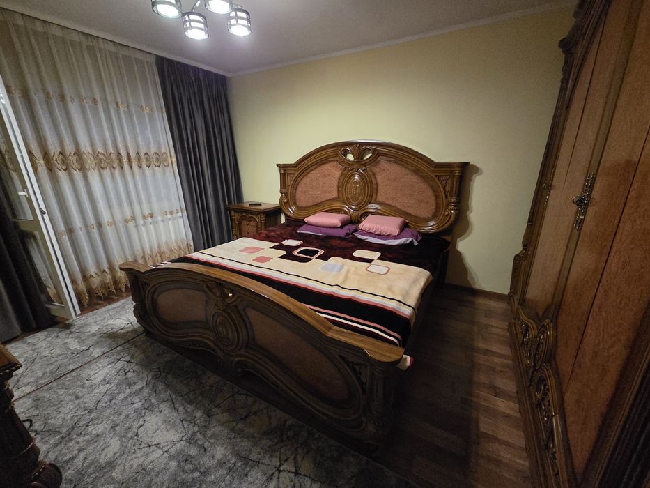 Mobila de dormitor din lemn masiv