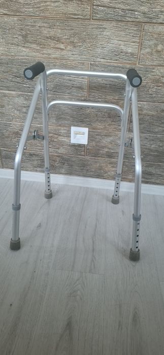 Cadru de mers fix / pliabil din aluminiu, înălțime 65 cm (pentru copii / persoane scunde)