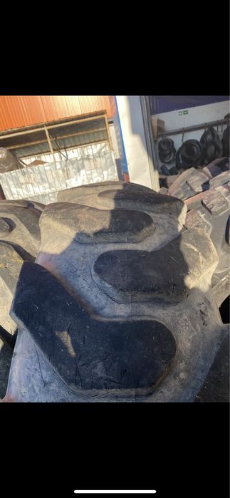 Vand 2 cauciucuri buldoexcavator 16.9-30 MITAS