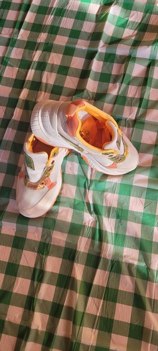 Бели-оранжеви маратонки