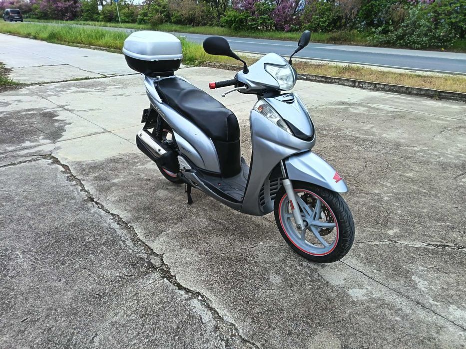 Продавам Honda sh 300