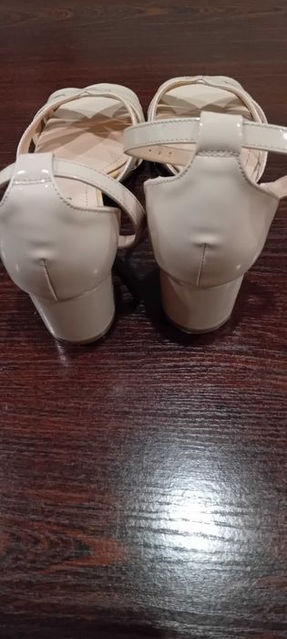 Продавам сандали на ток, лачени, нови