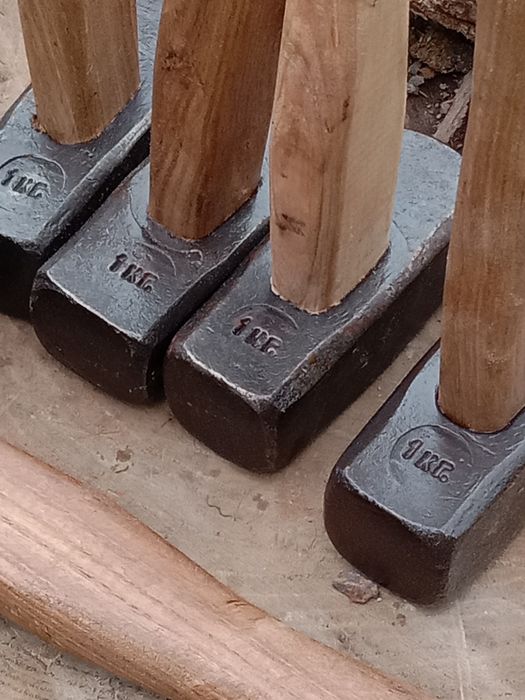 кувалда сотилади 50 миндан 2.3.4.5.6.8 кг лилариям бор сопланган