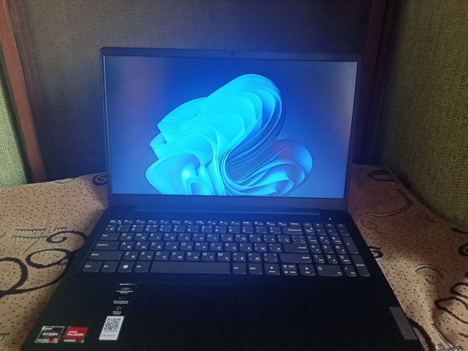 Lenovo IdeaPad 3 / AMD Ryzen 7 5825U / DDR 4 8GB / SSD 256GB / FHD 15.
