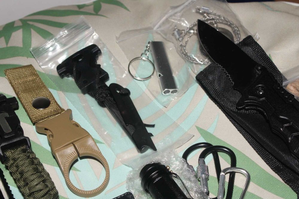 Комплект за оцеляване съставен от 27 части, два ножа, нов, SurvivalKit