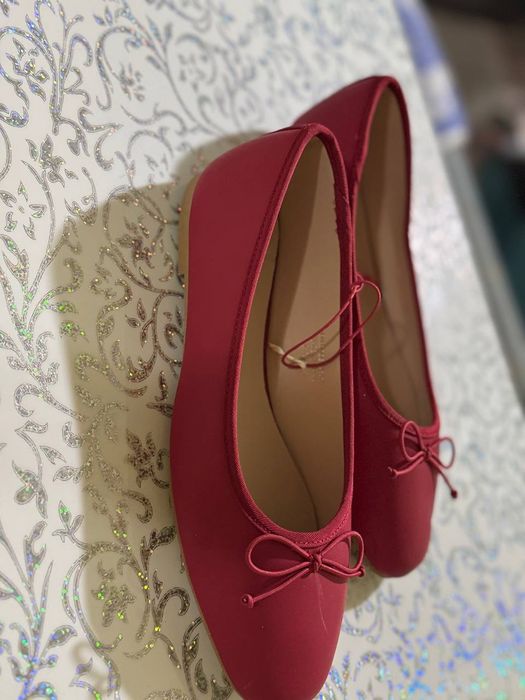 Продам женскую обувь, не дорого новая.