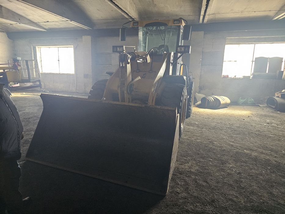 Продаём погрузчик 2-х куб.