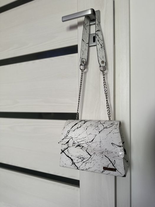 Продавам нова чанта с мраморен принт Marabella