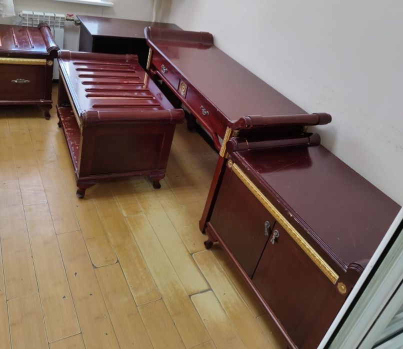 Продам много тумбочек, столов и шкафов