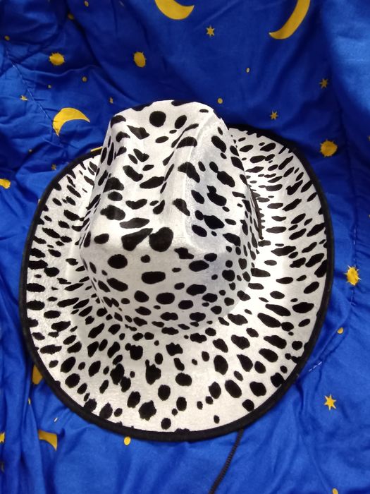 Vând pălărie nouă model deosebit