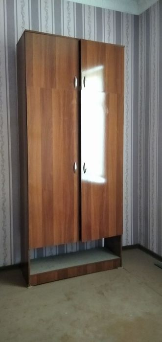 Прочный шкаф для одежы высокий прочный не сломанный