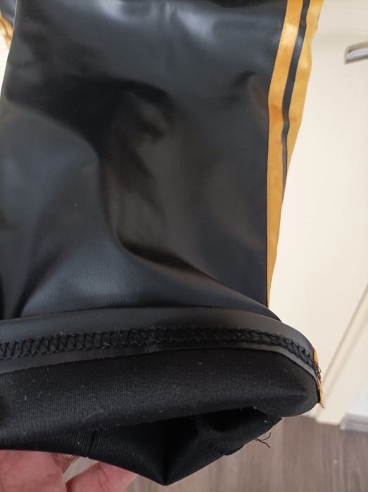 Дамски кожен панталон.