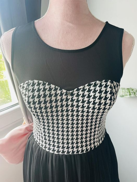 Две елегантни рокли Guess и др.