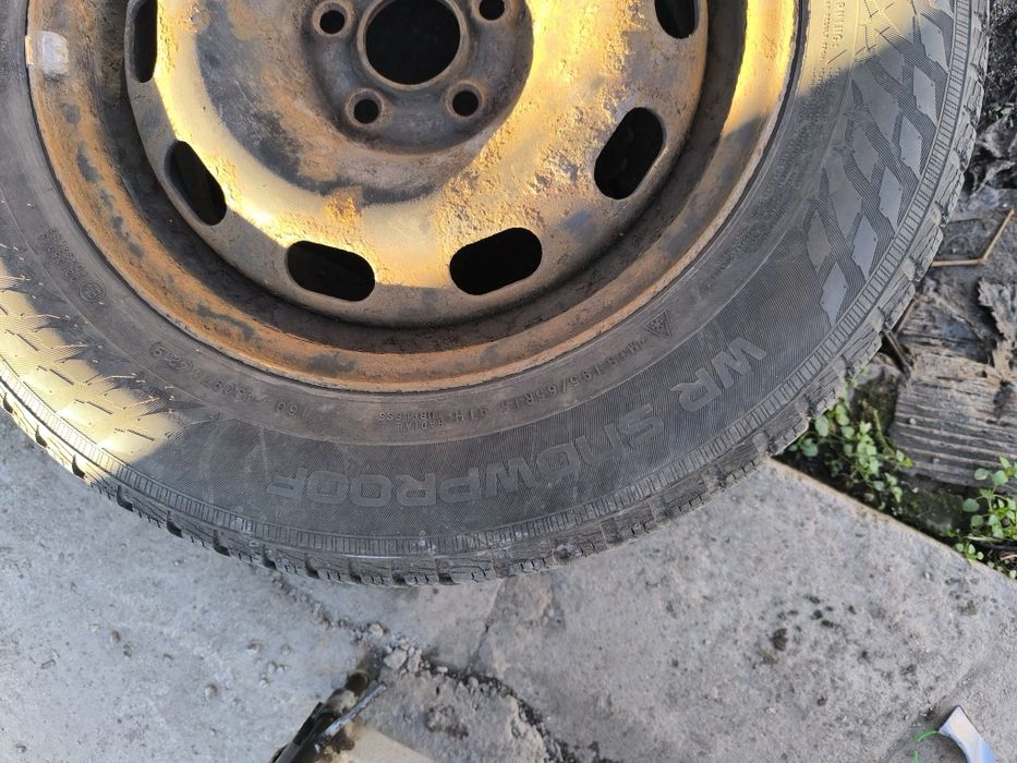 Метални джанти със зимни гуми и тазове