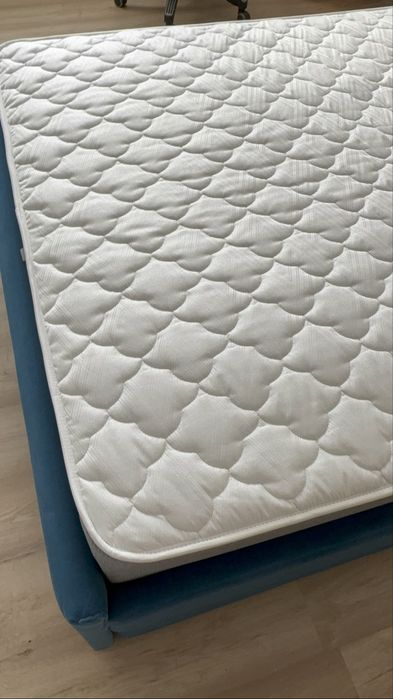 Продаю кровать с матрасом