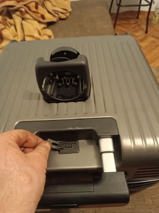 Продам почети новый чемодан