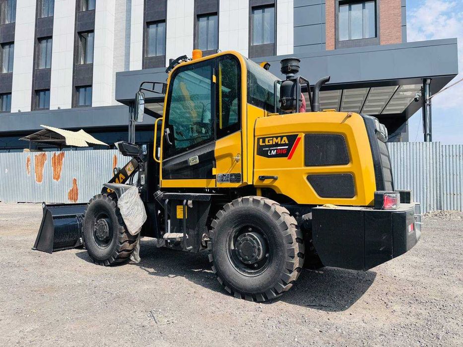 Фронтальный мини погрузчик от завода Lugong LM916 0.5 кубов