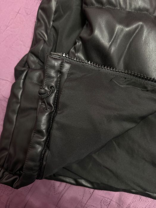 Черна грейка с качулка от изкуствена кожа