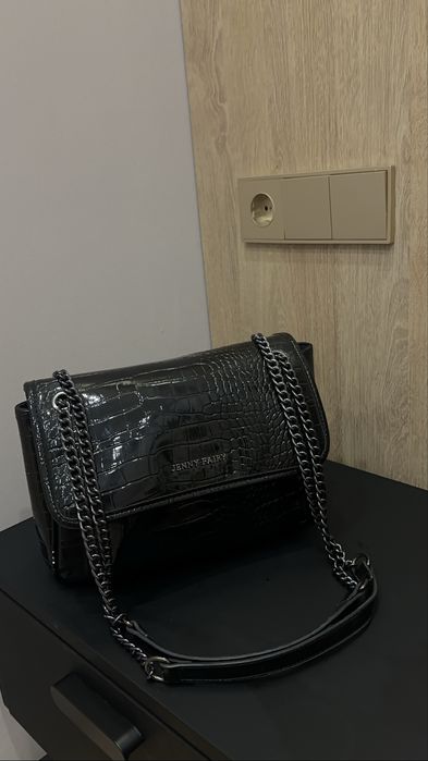 Лаковая сумка на цепочке