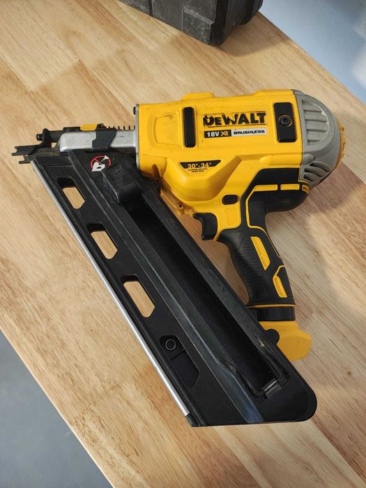 Pistol de bătut cuie, cu motor fără perii, XR de 18 V fara accesorii