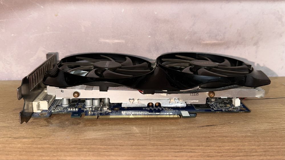 Видео карта AMD 7800 1gb ddr5