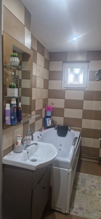 Apartament cu 3 camere de închiriat