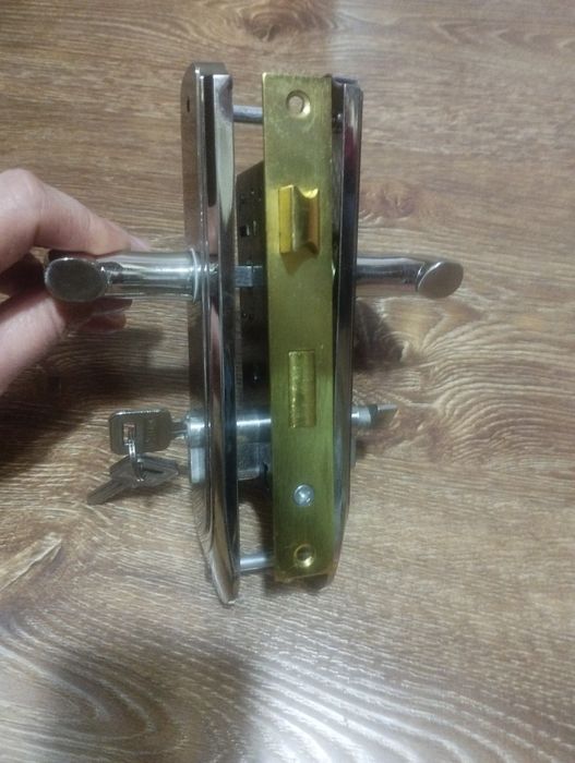 Дверной замок новый