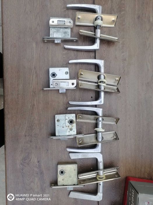 Дверная ручка с зашелкой