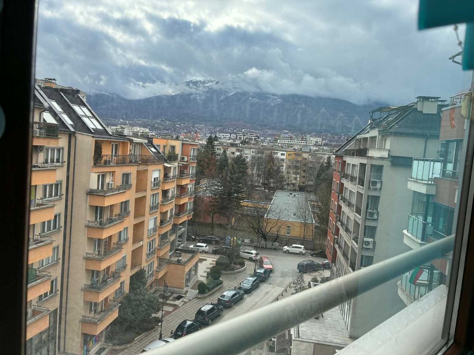 Продава 2-стаен апартамент и двоен гараж на ул. Риккардо Ваккарини