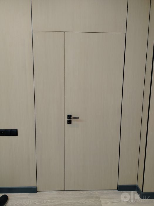 Baland patalokli uylaga chiroyli framogali skriti eshiklar
