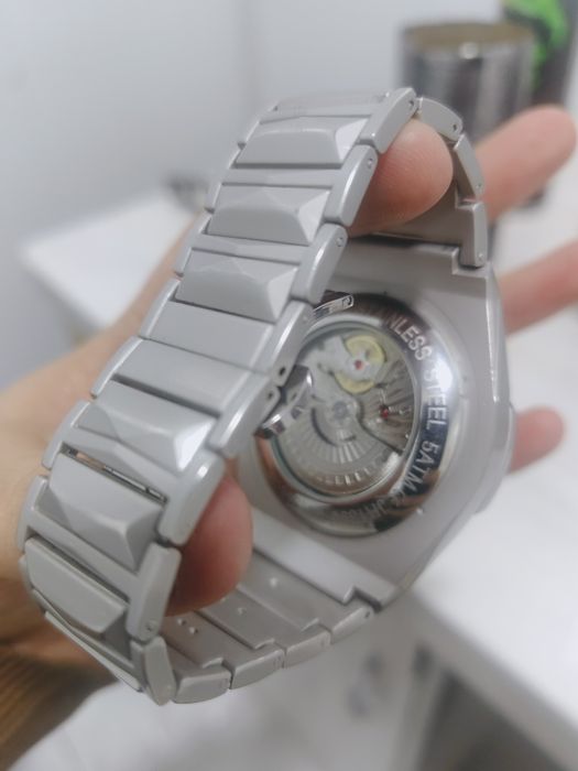 Hublot soat sotiladi