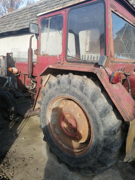 Vând tractor UTB 550 și crepător de lemne pe cilindru !