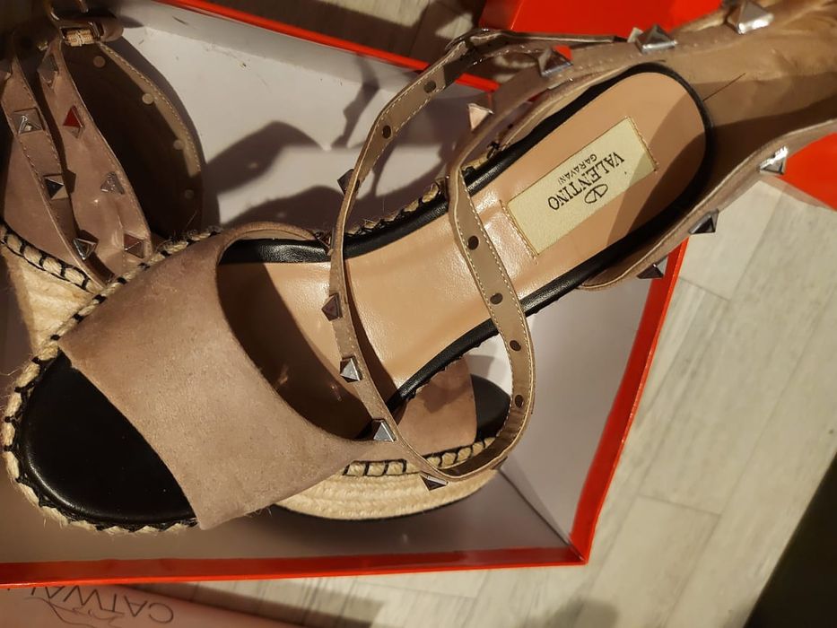 Босоножки на платформе.