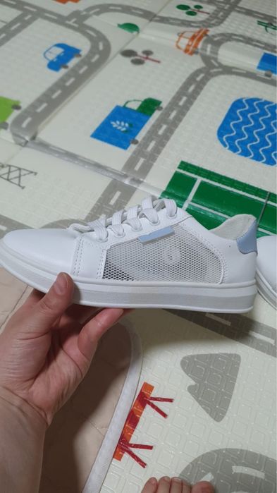 Женскте кроссовки