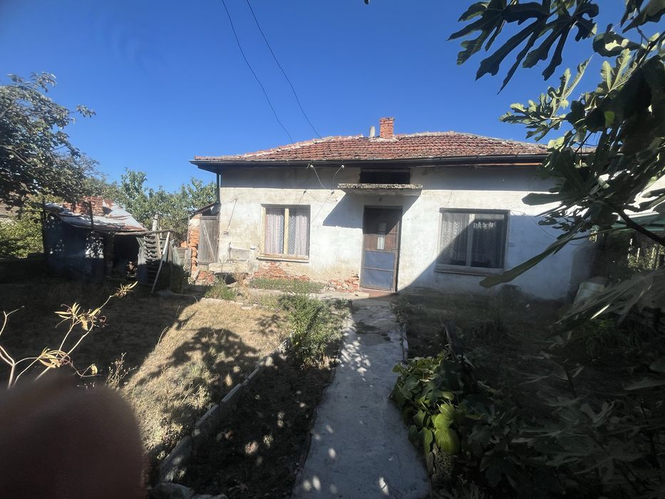 Къща с двор и втора самостоятелна жилищна сграда