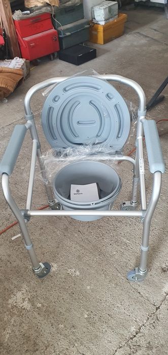 Scaun pliabil cu roti și olita