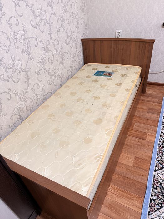 Кровать с матрасом срочно продается