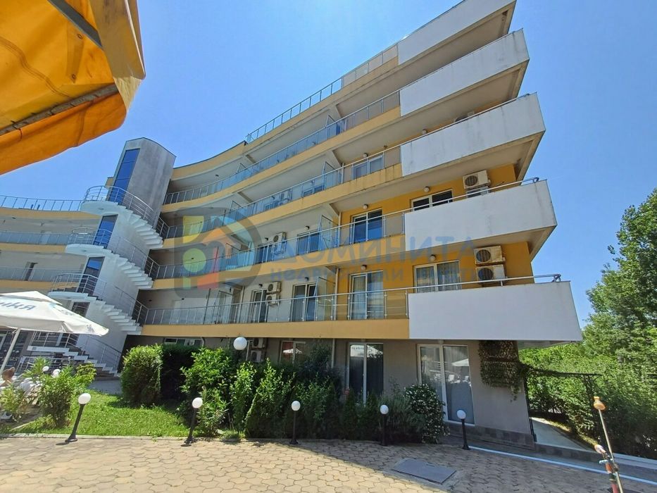 Просторен еднообемен апартамент на морския бряг.