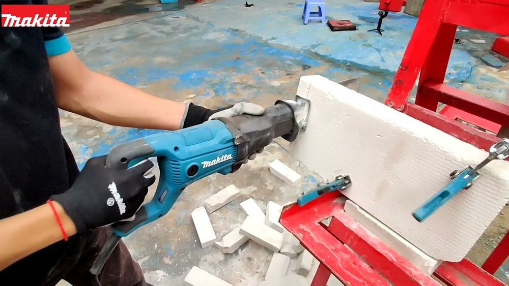 Пила сабельная JR3051TK Makita