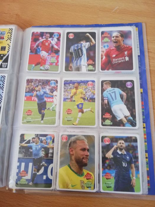 Продавам албум с футболни карти