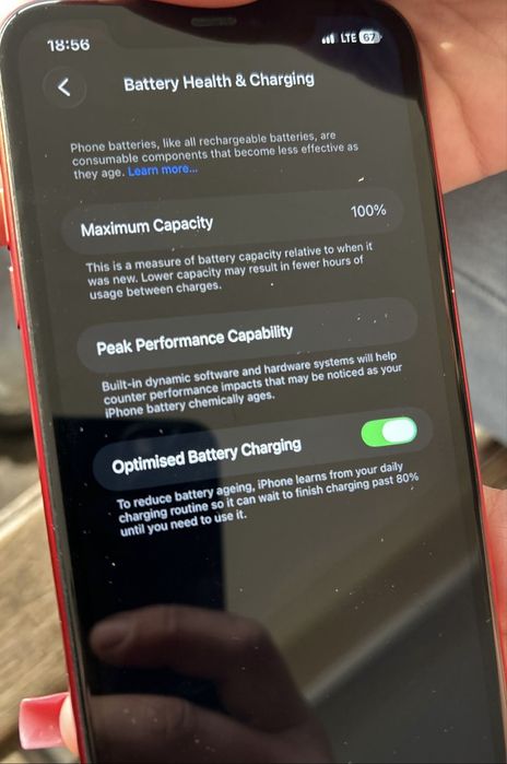 Vând iPhone 11 roșu, în stare foarte bună, 64GB, baterie 100%, perfect funcțional. Inclusiv cele doua huse!