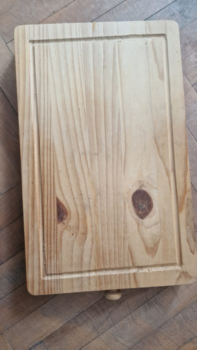 Tocător,cu tot cu tacâmuri