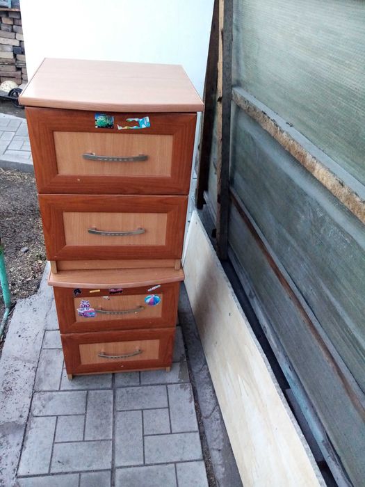 Тумбочки (прикроватные)