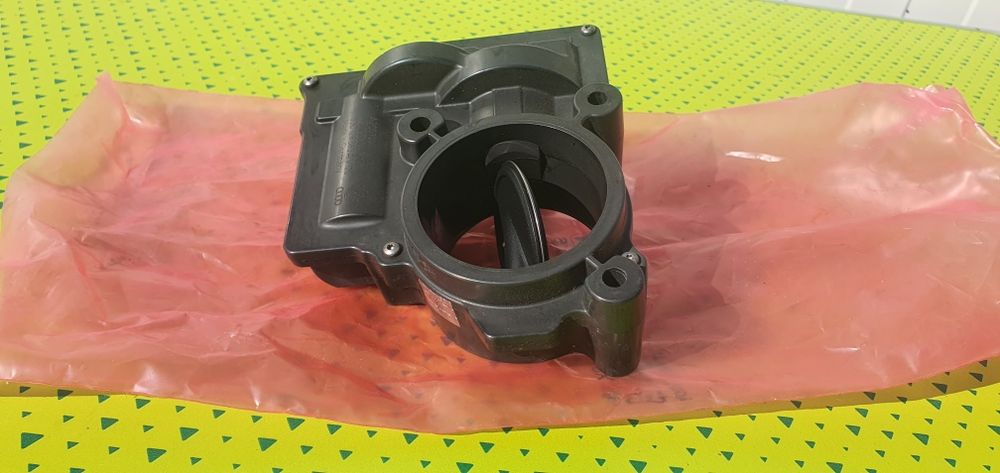 VW ОЕМ дроселова клапа 03C128063A