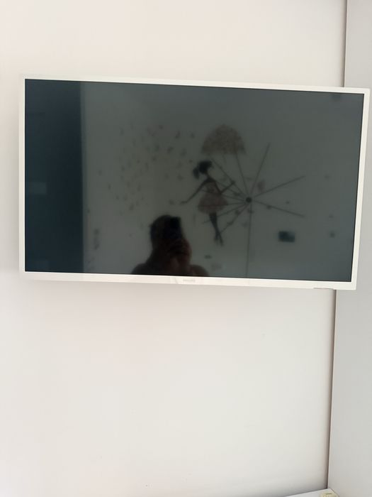 Vand televizor philips in stare foarte buna exact cum se vede in poze are diametru de 73cm si inaltime 43 a fost in camera fetei , nu este smart