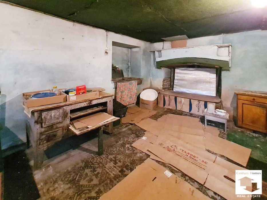 140312 Къща с равен двор и стопански постройки в с. Горна Липница